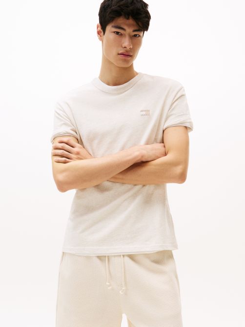 تيشيرت بلون موحد وشارة تومي