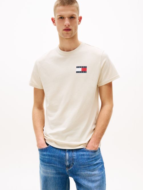 تيشيرت بقصة ضيقة وشارة تومي