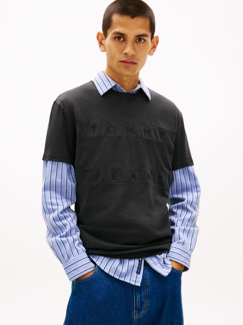 تيشيرت بأكمام قصيرة وقصة عادية مزين بعلم الشعار بلون موحد