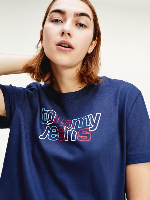 تيشيرت بقصّة قصيرة مزيّن بالشعار