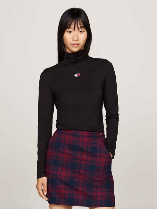 تيشيرت ضيق بأكمام طويلة