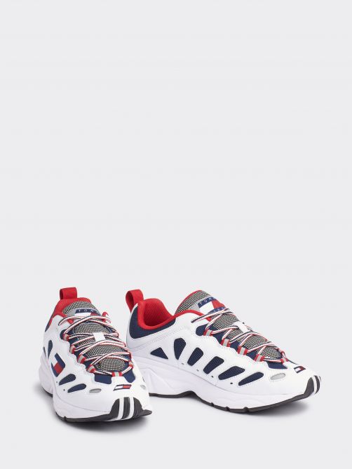 حذاء رياضي برباط