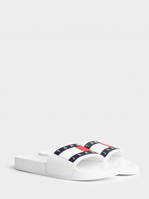 حذاء سهل الارتداء مزيّن بالشعار