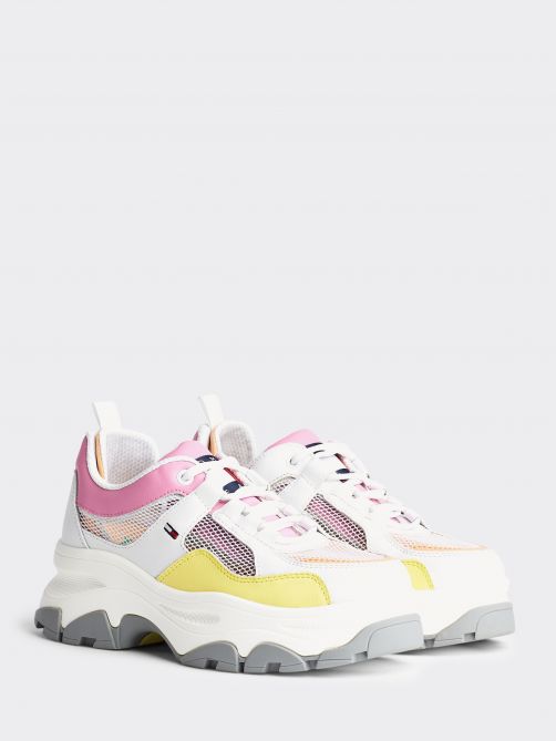 حذاء بنعل مستوي ونسيج شبكي