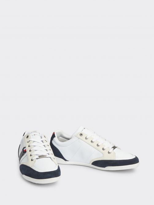 حذاء رياضي بتفاصيل من الشامواه