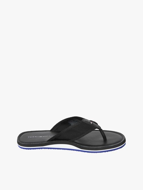 شبشب بشريط قماشي مزين بالشعار