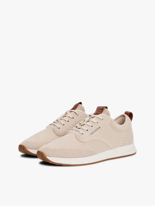 حذاء سنيكرز محبوك مزين بالشعار