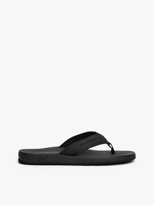 شبشب مزين بالشعار