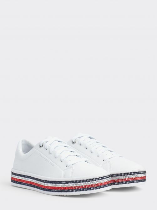 حذاء مزين بأحجار الراين اللامعة