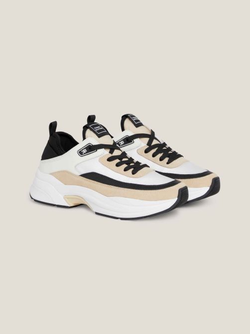 حذاء سنيكرز مزين بحروف الشعار