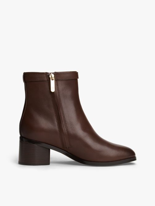 بوت جلدي متوسط الارتفاع مزين بإبزيم وحروف الشعار