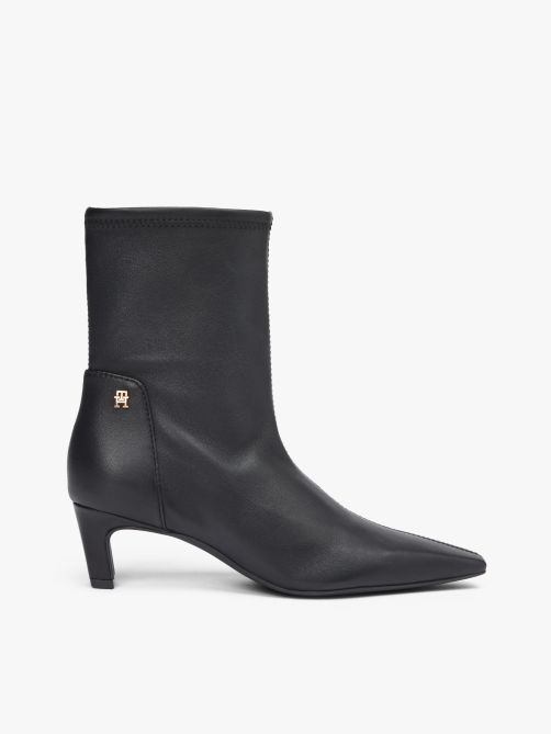 بوت جلدي متوسط الإرتفاع مزين بحروف الشعار على لوحة معدنية