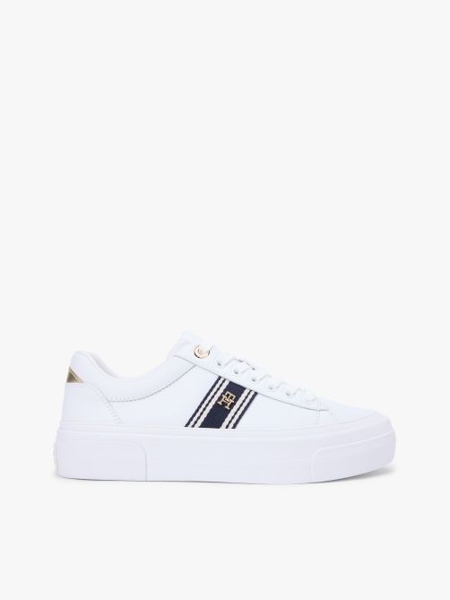 حذاء رياضي بلاتفورم مزين بحروف الشعار مع تفاصيل جلدية