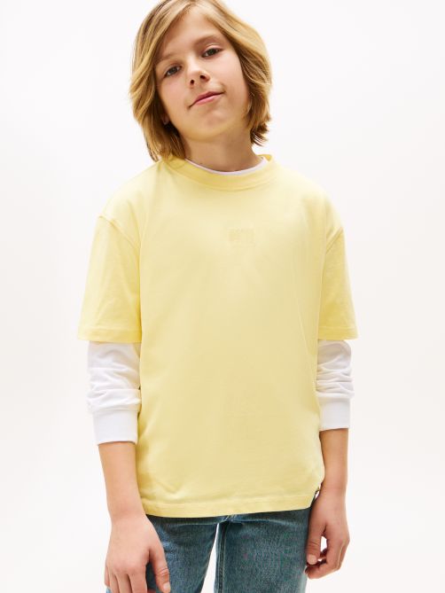 تيشيرت بلون موحد مطرز بعلم الشعار