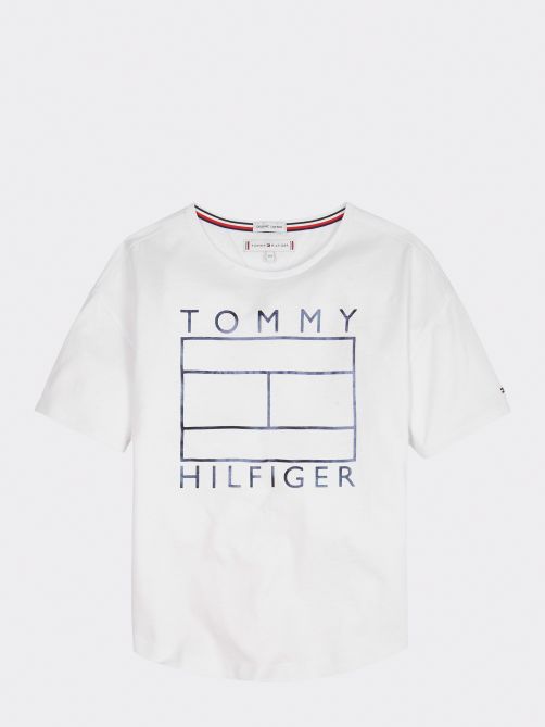 تيشيرت من القطن العضوي مزيّن بشعار تومي هيلفيغر