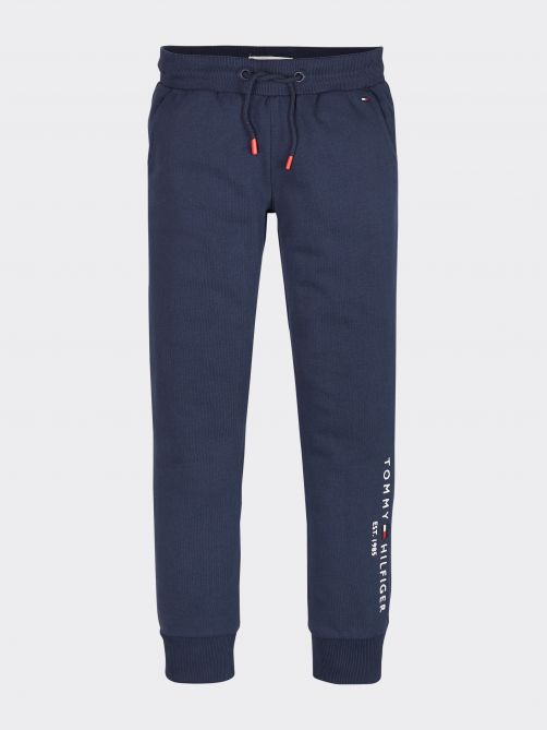 بنطال رياضي مطرز ومزيّن بالشعار