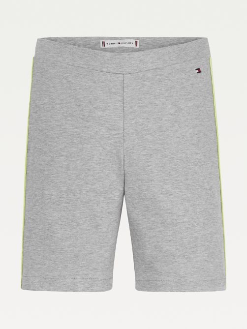 شورت ضيق مزين بالشعار