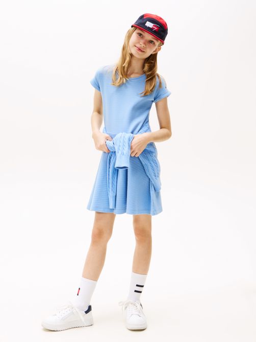 فستان بخصر ضيق وتنورة واسعة من قماش إنترلوك