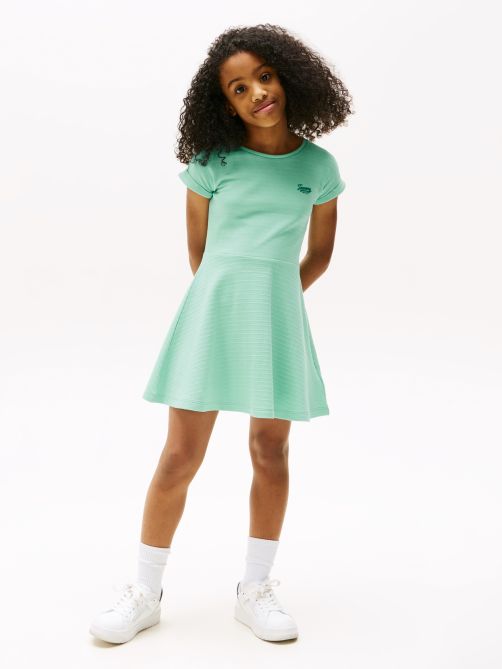 فستان بخصر ضيق وتنورة واسعة من قماش إنترلوك