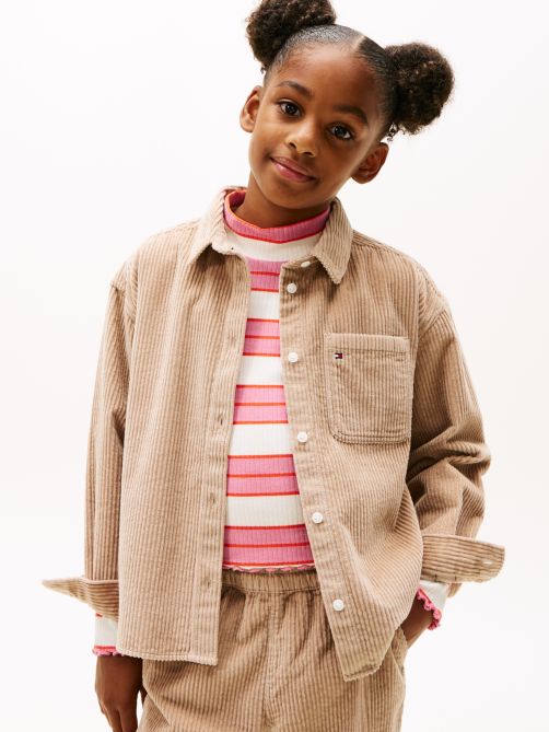 قميص بقصة واسعة من قماش الكوردوري مزين برقعة الشعار