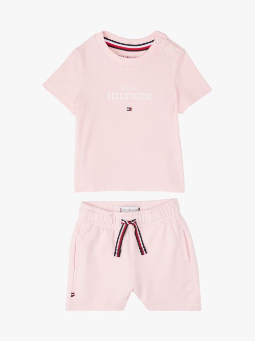 طقم تيشيرت وشورت مزين بالشعار