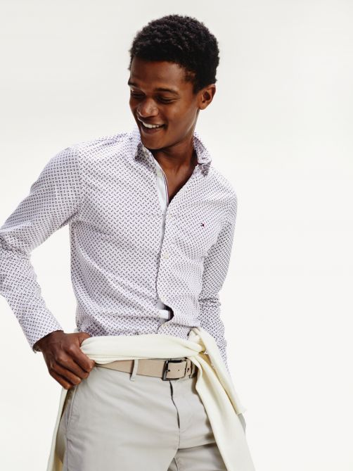 قميص قابل للتمدد بقصّة ضيّقة وطبعات هندسية