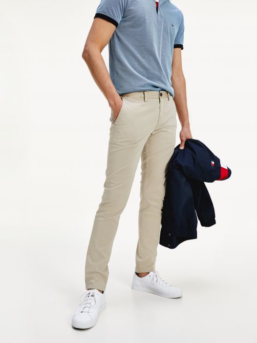 بنطال شينو بقصّة ضيّقة وتقنية فليكس