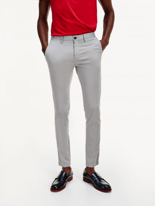 بنطال شينو بقصّة ضيّقة وتقنية فليكس