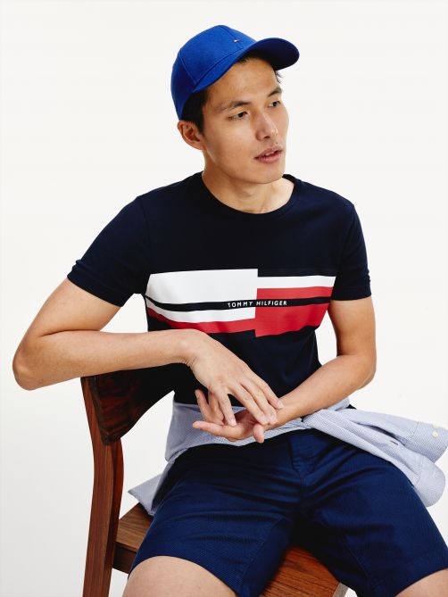 تيشيرت مخطط بقصّة عادية مزيّن بالشعار