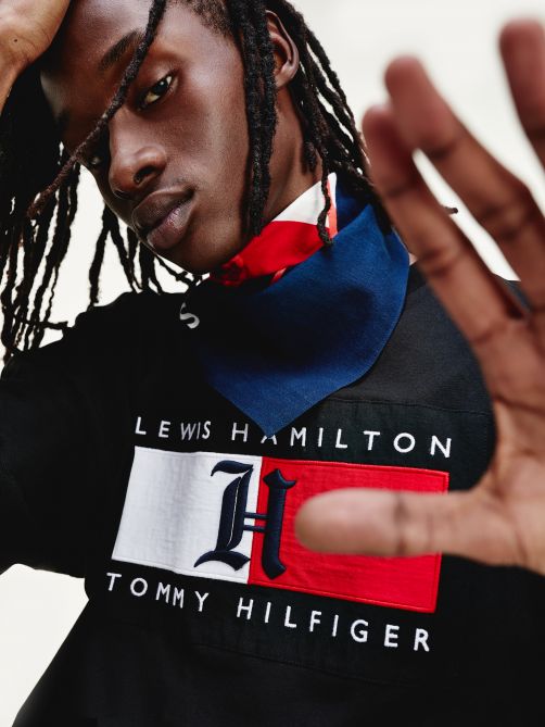 تيشيرت لويس هاميلتون بقصّة واسعة مزيّن بالشعار