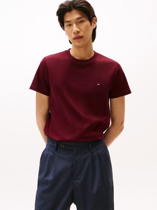 تيشيرت بقصة ضيقة من قماش الإنترلوك