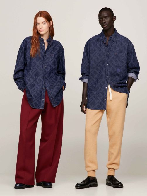 قميص جينز كلاسيكي مزين بحروف الشعار