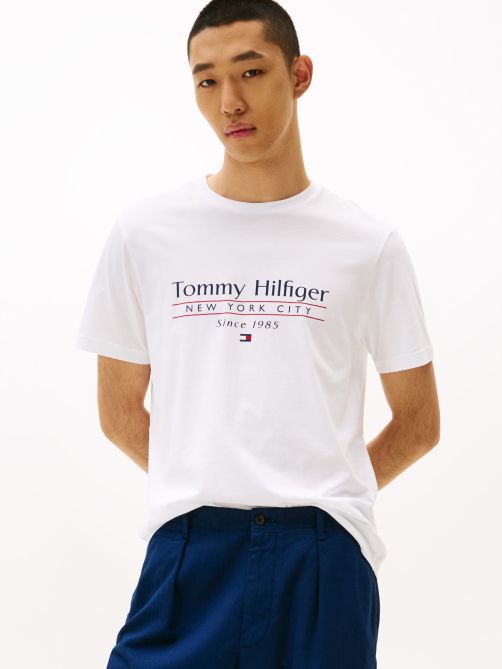 تيشيرت بياقة دائرية مزين بالشعار