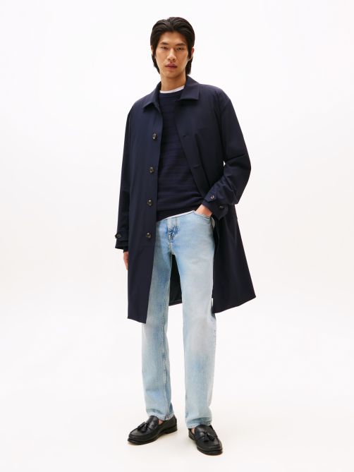 بنطلون جينز بقصة مستقيمة وأجزاء باهتة