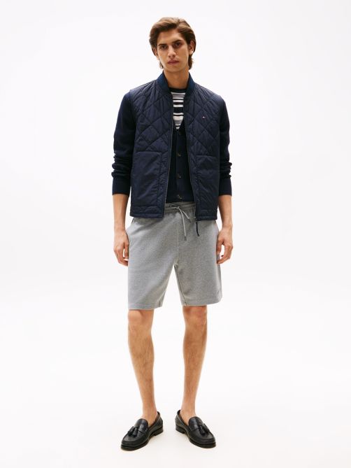 سويت شورت رياضي وعصري بنقشة الشعار