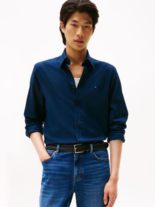 قميص أكسفورد بقصة عادية مطرز بعلم الشعار