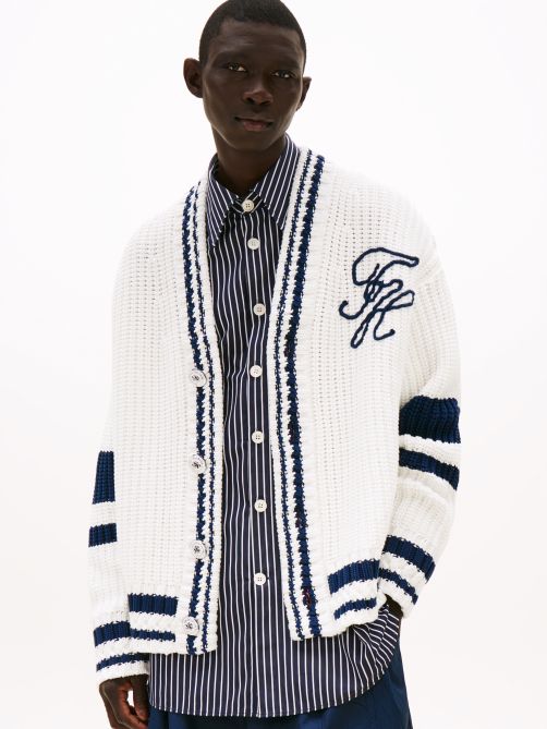 كارديجان بشعار تومي على الظهر من مجموعة The Runway