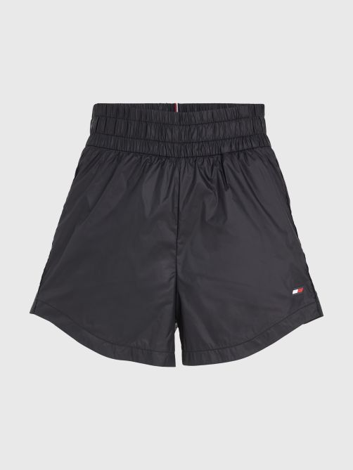 شورت رياضي لامع مزين بعلم الشعار