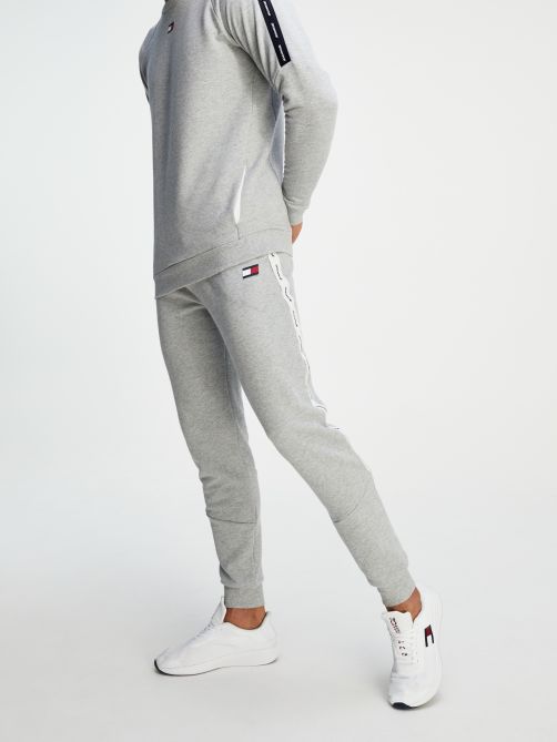 بنطال رياضي مزيّن بالشعار