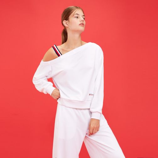 كنزة بكتف واحد مزيّنة بشعار تومي هيلفيغر