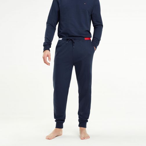 بنطال بعلم تومي هيلفيغر على الخصر