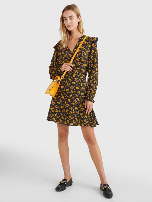 تنورة قصيرة بطبعة وردية