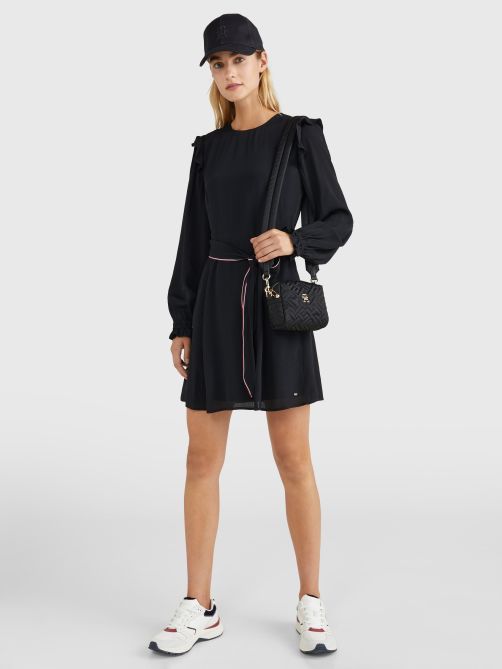 فستان بخصر ضيق وتنورة واسعة