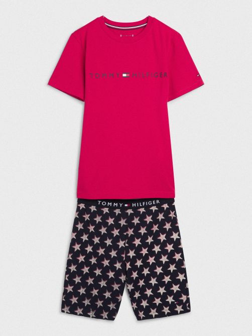 طقم بيجامة مزين بطبعة الشعار على الشورت