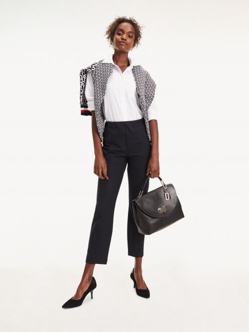 قميص بقصة غيرل فرند مع خطوط الشعار على الظهر