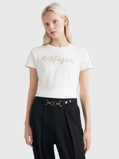 تيشيرت مزين بالشعار