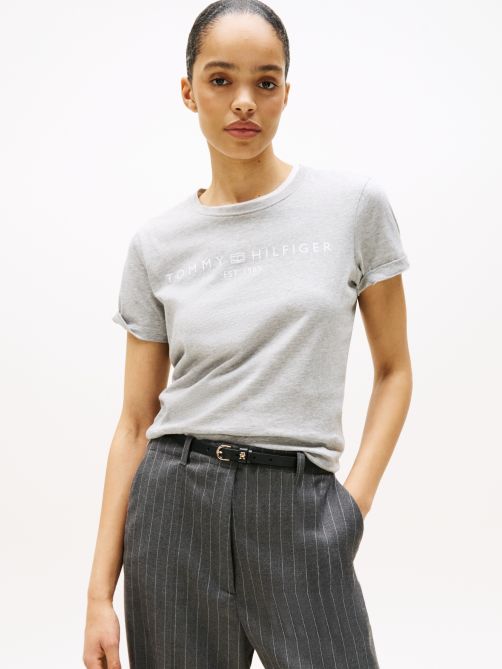 تيشيرت بياقة دائرية مزين بالشعار