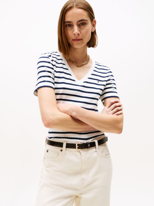 تيشيرت مضلع بقصة ضيقة وياقة على شكل حرف V