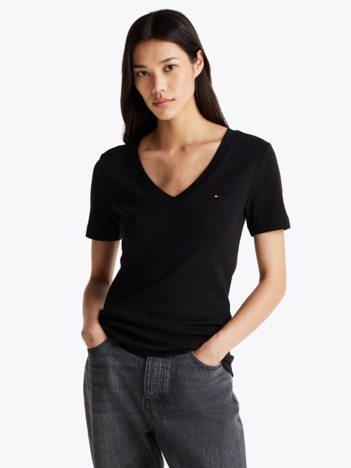 تيشيرت بقصة ضيقة وياقة V