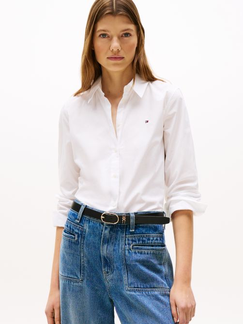 قميص بقصة عادية مطرز بعلم الشعار